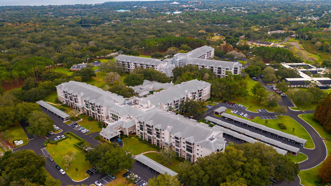 Exterior of Regency Oaks